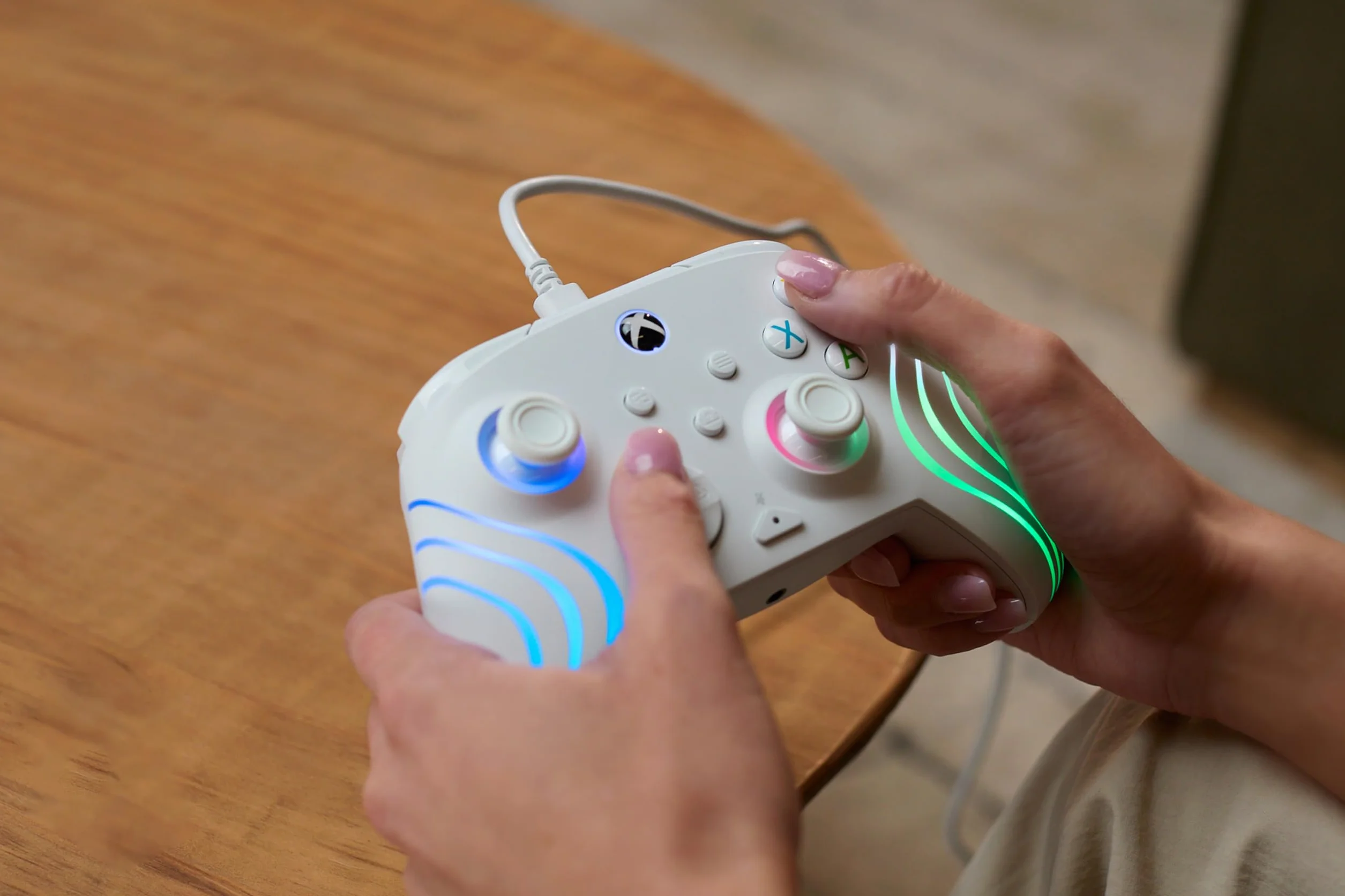 Turtle Beach Afterglow Wave, biały, przewodowy kontroler do gier RGB – licencjonowany dla Xbox Series X lub S, Xbox One i Windows