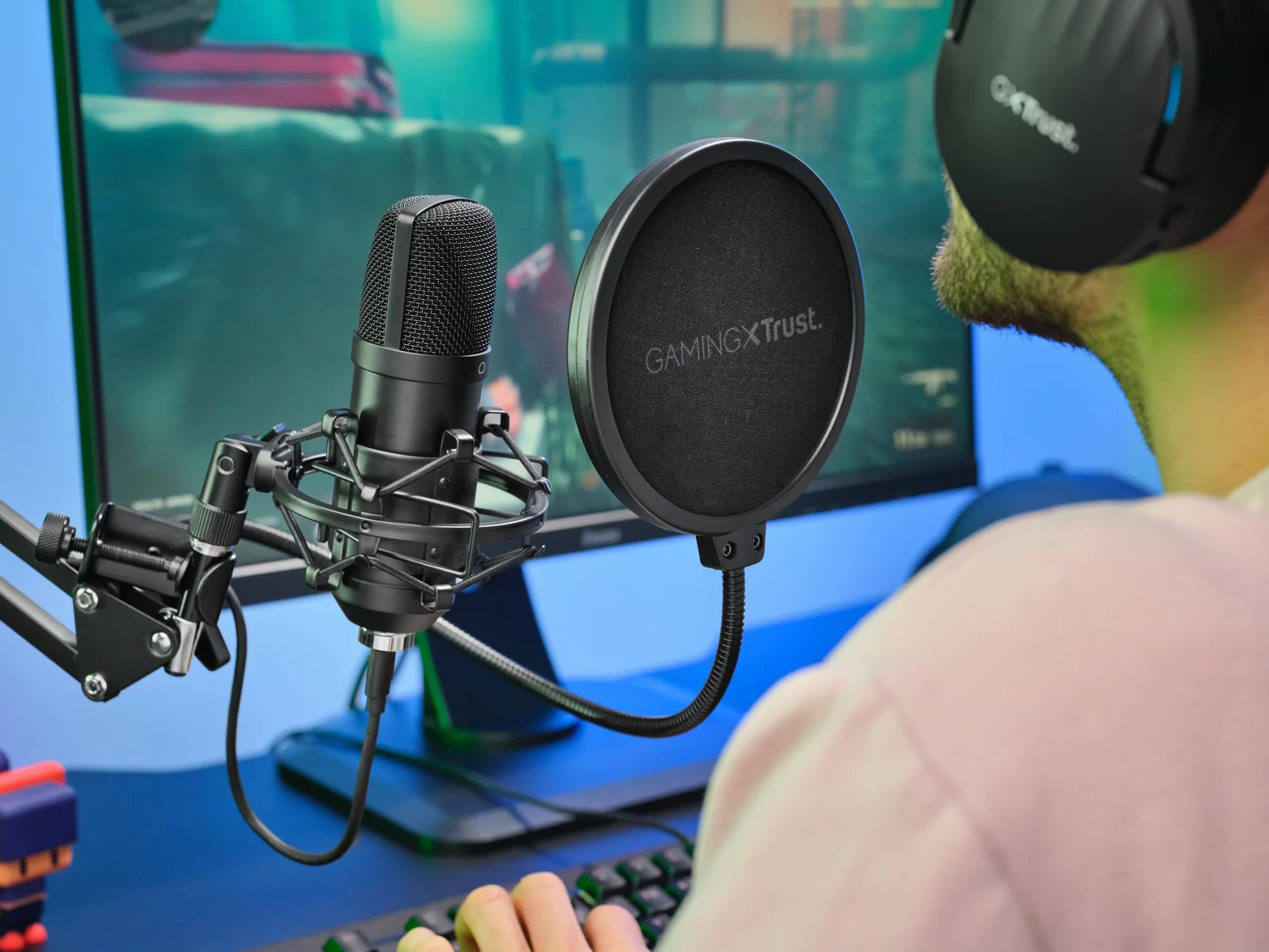 Trust Gaming GXT 252+ Emita Profesjonalny Mikrofon Studyjny z Ramieniem, Pop Filter i Kosz Antywibracyjny, Mikrofon Komputerowy USB z Wysięgnikiem, Podcast, ASMR, Nagrywanie Muzyki, Streaming, Gry