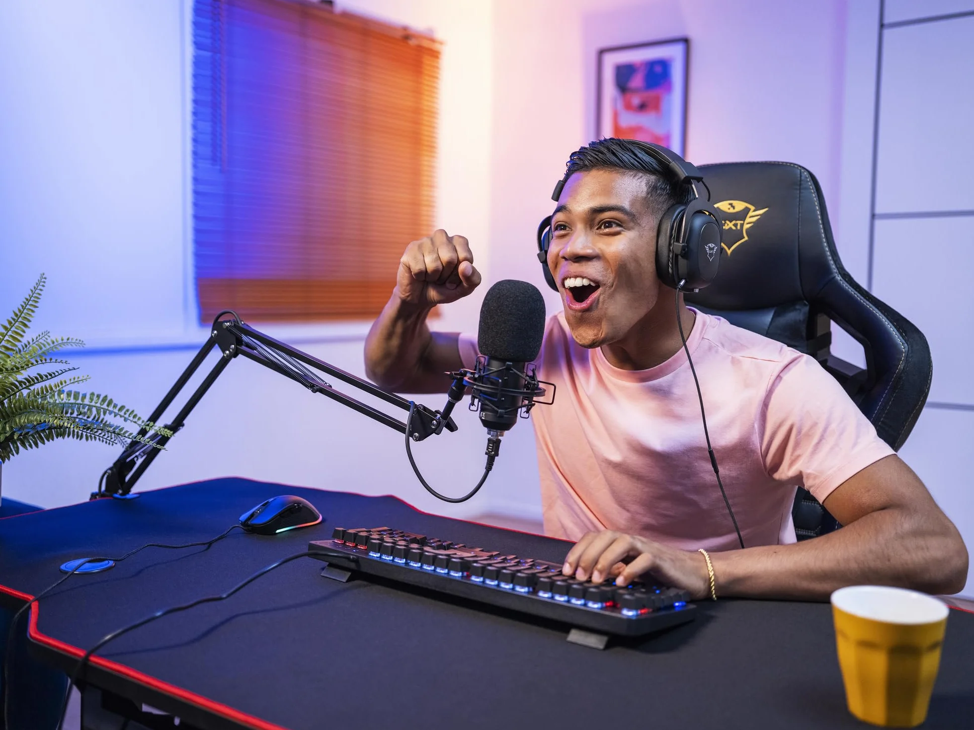 Trust Gaming GXT 252+ Emita Profesjonalny Mikrofon Studyjny z Ramieniem, Pop Filter i Kosz Antywibracyjny, Mikrofon Komputerowy USB z Wysięgnikiem, Podcast, ASMR, Nagrywanie Muzyki, Streaming, Gry